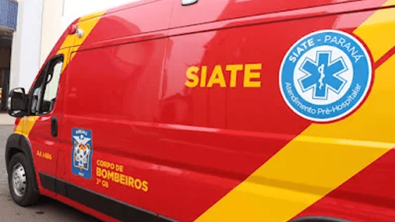 Homem sendo atendido por bombeiros
