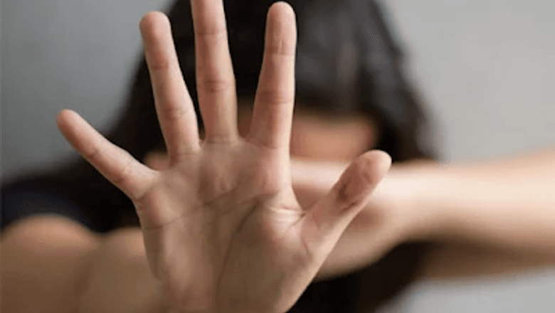 Mulher denunciando difamação