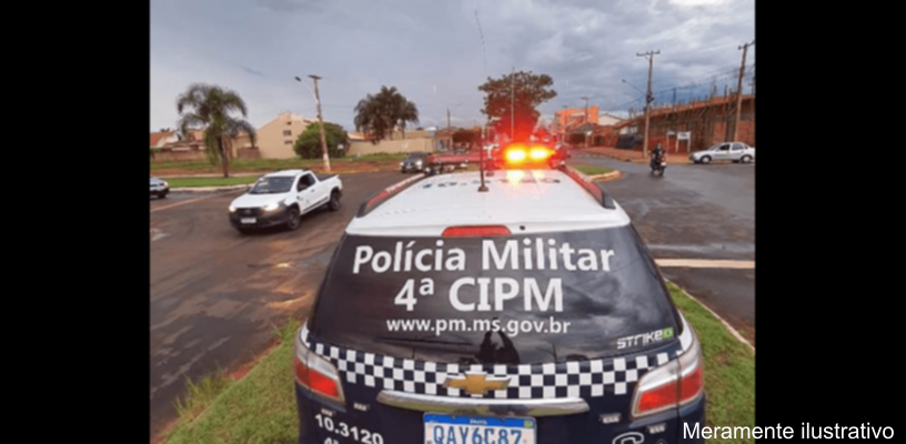 Mulher sendo encaminhada pela PM