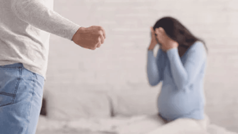 Mulher grávida sendo socorrida.