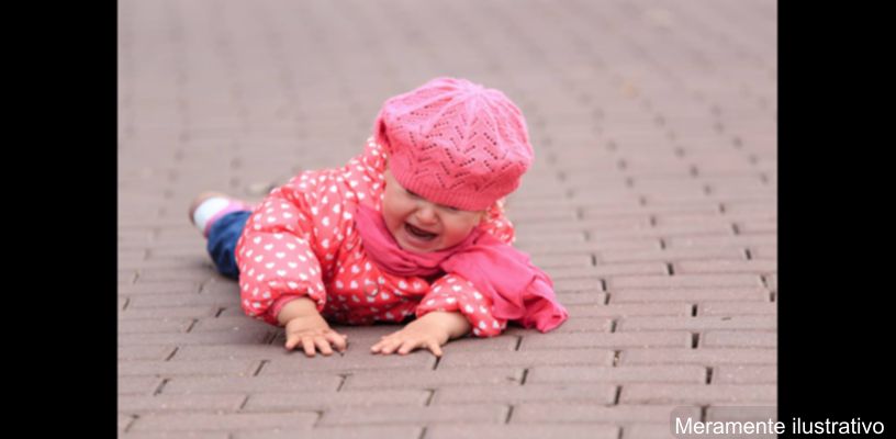 Criança sendo socorrida pelos bombeiros