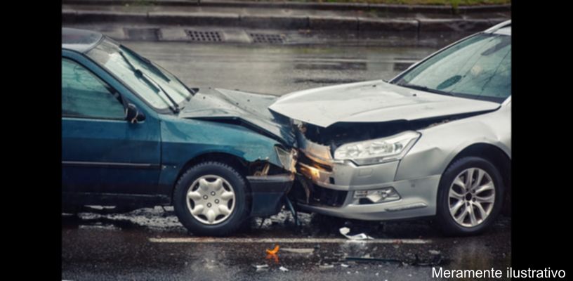 Veículo danificado após colisão