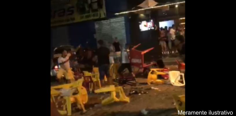 Homem sendo atendido após briga em bar em Godoy Moreira