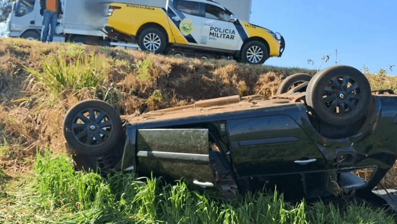 Carro capotado na PRC-466