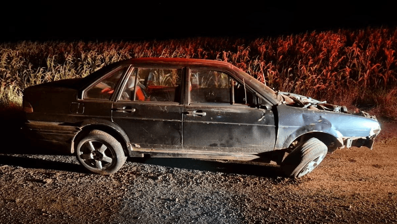 Carro Ford Versailles acidentado