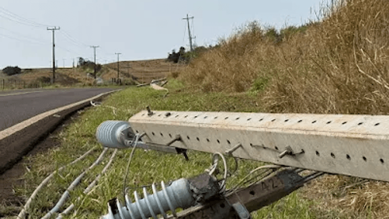 Caminhão e postes derrubados