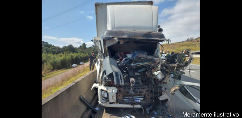 Caminhão colidido com barranco em Manoel Ribas