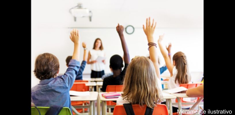 Alunos recebendo uniformes