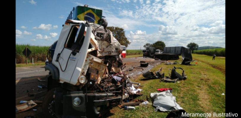 Caminhão tombado na BR-376