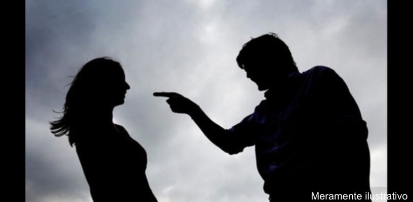 Motorista de ônibus escolar e carro envolvidos em incidente de trânsito